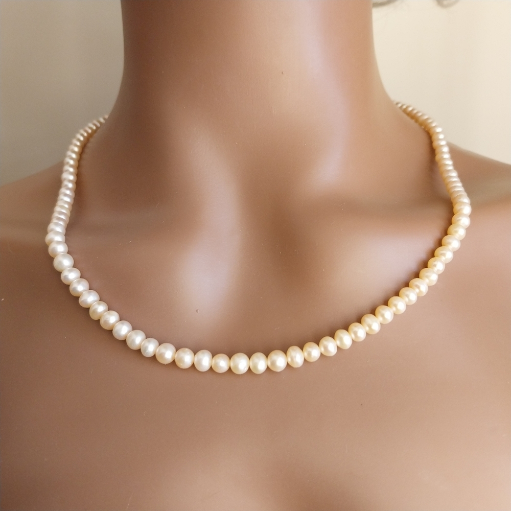 Freshwater Pearl Necklace - Picture 4 of 14